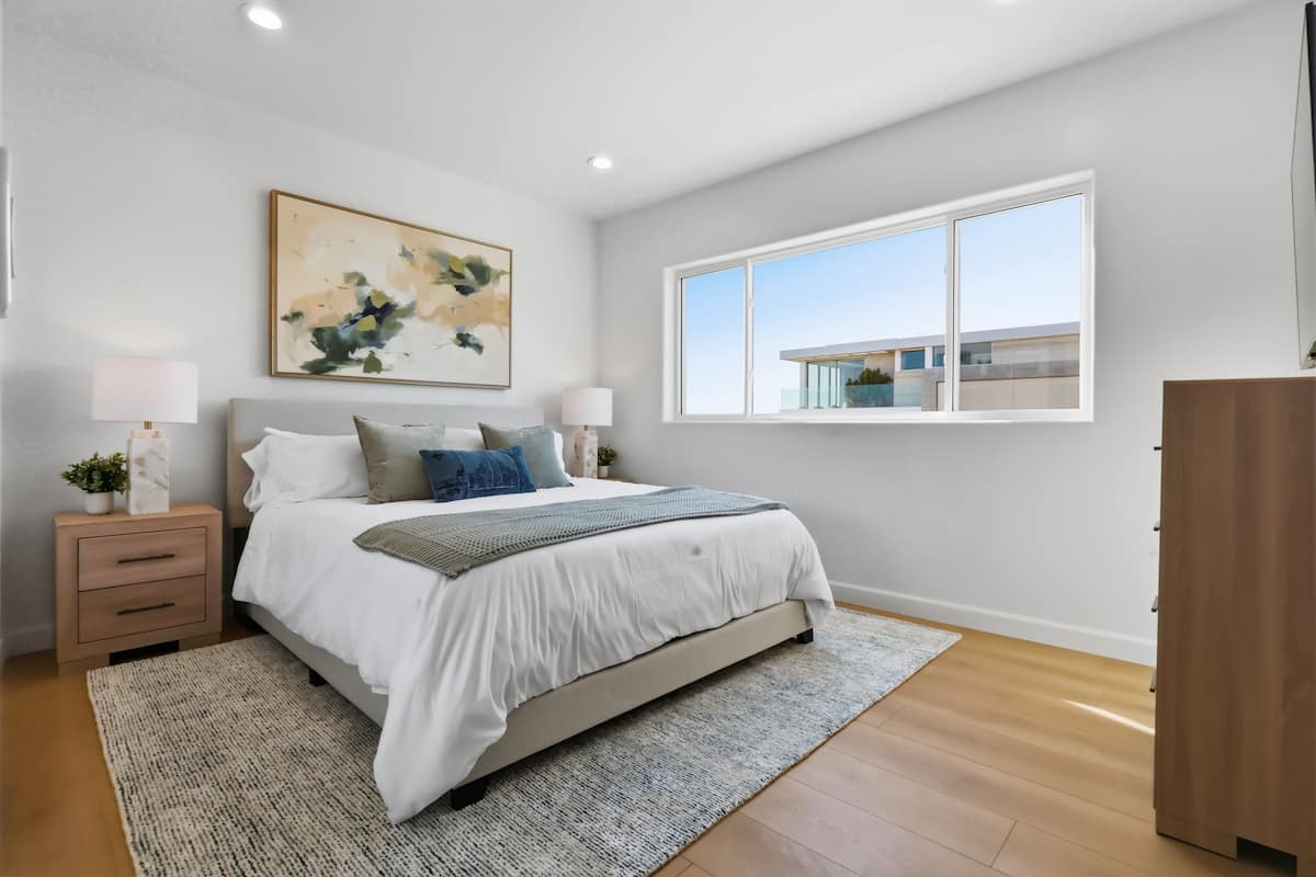 Second guest suite with warm natural textures